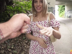 18 ans, Gros cul, Grosse bite, Gros seins, Sucer une bite, En levrette, Maigrichonne, Adolescente