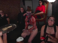 Bondage discipline sadomasochisme, Pijpbeurt, Bruinharig, Diep in de keel, Interraciaal, Rijpe lesbienne, Spuiten, Trio