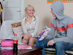 Blonde, Sucer une bite, En levrette, Première fois, Chatte, Élève, Maigrichonne, Adolescente