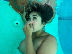Gros cul, Plantureuse, En levrette, Poupée, Branlette thaïlandaise, Léchez, Piscine, Chatte