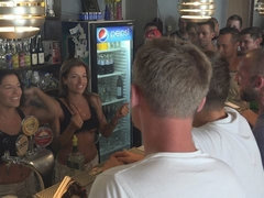 Sucer une bite, Brunette brune, Branlette thaïlandaise, Orgie, Fête, Rasée, Dénudage, Adolescente