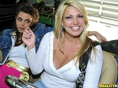 18 jaar, Grote lul, Pijpbeurt, Bruinharig, Hondjeshouding, 1 man 2 vrouwen, Tiener, Tieten likken