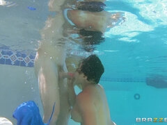 Asiatique, Grosse bite, Sucer une bite, Brunette brune, De plein air, Piscine, Suçant