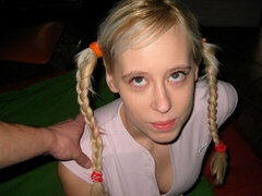 Enthousiasteling, Grote lul, Blond, Pop, Reusachtig, Natuurlijke tieten, Slipje, Tiener