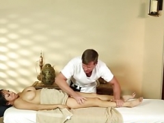 Oriental massage chick deepthroats before sex