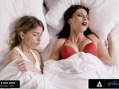 Gros cul, Brunette brune, Défloration, Première fois, Indienne, Masturbation, Suçant, Nénés