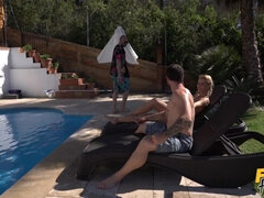 Arsch, Bikini, Besamung, Aufs gesicht abspritzen, Freundin, Lecken, Masturbation, Pool