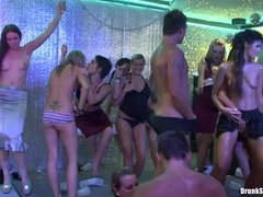 ブロンド, 着衣女と全裸男, ダンス, 指いじり, レズビアン, パーティ, フェラする, スインガー