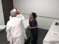 Arzt, Schwarz, Natürlichen titten, Krankenschwester, Büro, Pervers, Jungendliche (18+), Flotter dreier