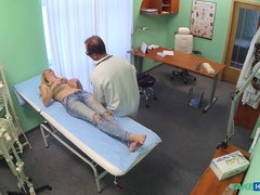 Amateur, Pareja, Médico, Penetracion con dedos, Lamidas, Oficina, Coño, Uniforme