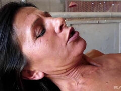 Grosse bite, Sucer une bite, Brunette brune, En levrette, Ferme, Seins naturels, De plein air, Nénés