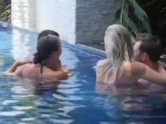 Tetas grandes, Rubia, Mamada, Gordita, Pareja, Maduro, Orgía, Trio