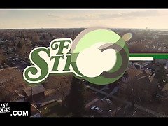 Grote lul, Pijpbeurt, Bruinharig, Gek, Sperma in mond, Sperma shot, Zusters, Tieten likken
