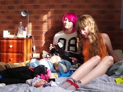 Noelle & Pia - Pissing Backstage