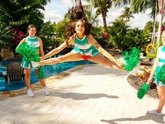 Blondine, Blasen, Hundestellung, Orgie, Im freien, Pov, Rock, Uniform