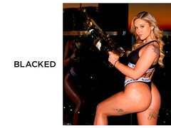 Grosser arsch, Gehörnter ehemann, Hundestellung, Interrassisch, Natürlichen titten, Rasiert, Dürr, Titten