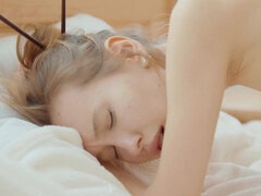 Blonde, Robe, Doigter, Béant, Masturbation, Rasée, Adolescente, Nénés