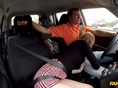Sucer une bite, Voiture, En levrette, Doigter, Chatte, Rousse roux, Cheveux courts, Jupe