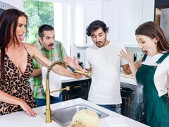 Grosser arsch, Grosse titten, Blasen, Schwanz, Hundestellung, Puppe, Flotter vierer, Milf