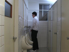 Pijpbeurt, Sperma in gezicht, Handbeurt, Japaans, Schoolmeisje, Tiener, Toilet, Uniformpje