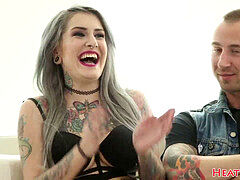 Vollbusig, Emotionale dirne, Grufti, Tätowierung