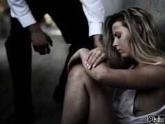 Grosser schwanz, Blondine, Blasen, Kehlenfick, Zierlich, Pissen, Taboo, Jungfrau