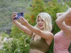 Grosser arsch, Lesbisch, Lecken, Lingerie, Masturbation, Muschi, Rasiert, Entkleiden