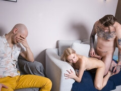 Sucer une bite, Petit ami, Tir de sperme, Conversation vulgaire, En levrette, Robe, Chevaucher, Timide