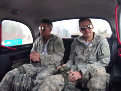 Arsch, Auto, Aufs gesicht abspritzen, Lecken, Flotter dreier, Eng, Zug, Uniform