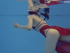 Cul, Brunette brune, Fétiche, Petite amie, Petite femme, Piscine, Solo, Nénés