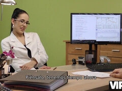 Elis Dark's glasses make her look even hotter than she is!