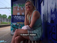 Grote mammen, Blond, Orgasme, Buiten, Openbaar, Rijden, Tieten likken, Trein