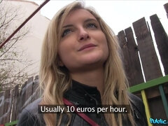 Tussi, Grosse titten, Blondine, Blasen, Aufs gesicht abspritzen, Geld, Im freien, Öffentlich