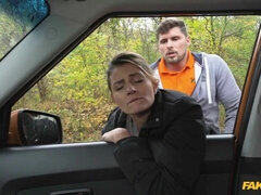 Leie, Arsch, Braunhaarige, Auto, Bekleidet, Im freien, Rasiert, Dürr
