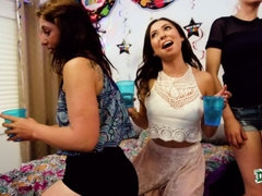 Amateur, Culo, Muñeca, Residencia universitaria, Corridas faciales, Peludo, Lesbiana, Pezones