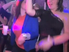 Pijpbeurt, Rondborstig, Diep in de keel, Natuurlijk, Tepels, Feest, Kut duiken, Tieten likken