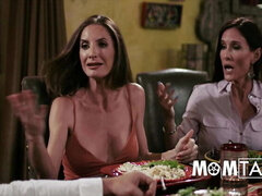 Gros seins, Sucer une bite, Famille, Maman, Belle mère, Surprise, Tabou, Plan cul à trois