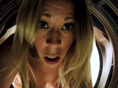 Grosser arsch, Blondine, Blasen, Hundestellung, Handjob, Milf, Stiefmutter, Entkleiden