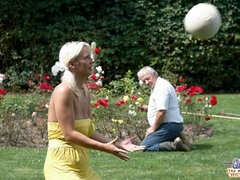 Grote kont, Blond, 1 man 2 vrouwen, Handbeurt, Zoenen, Tatoeage, Tiener, Trio