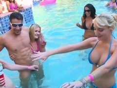 Gros cul, Blonde, Sucer une bite, Brunette brune, Homme nu et filles habillées, Groupe, Piscine, Adolescente