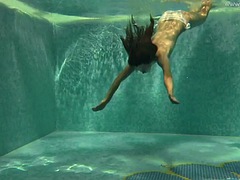 Tussi, Im freien, Pool, Pornostars, Öffentlich, Russisch, Solo, Titten