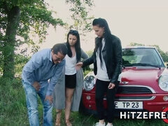 Blasen, Braunhaarige, Hundestellung, Handjob, Milf, Rasiert, Schuhe, Tätowierung