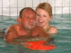 Bikini, Blondine, Blasen, Nackt, Pool, Rasiert, Jungendliche (18+), Titten