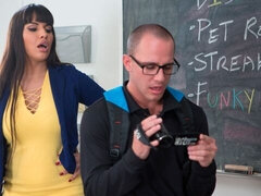 Gros cul, Gros seins, Sucer une bite, Brunette brune, Masturbation, Mère que j'aimerais baiser, Rasée, Uniforme