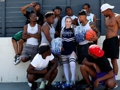 Noire, Blonde, Sucer une bite, Bukkaké, Tir de sperme, Interracial, Élève, Adolescente