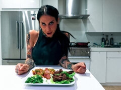 Cul, Gros seins, Sucer une bite, En levrette, Branlette thaïlandaise, Nue à poil, Tatouage, Nénés