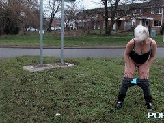 Gros seins, Européenne, Énorme, Mature, De plein air, Pisser, Public, Tatouage