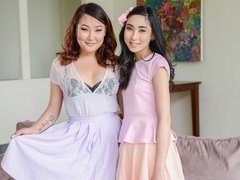 Gros seins, Sucer une bite, Queue, En levrette, 2 femmes 1 homme, Énorme, Rasée, Adolescente