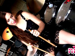 18 jahre, Braunhaarige, Lesbisch, Pov, Solo, Sich ausziehen, Tätowierung, Jungendliche (18+)