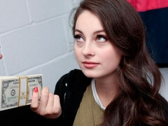 Sucer une bite, Brunette brune, Attrapée, Branlette thaïlandaise, Rasée, Tatouage, Adolescente, Nénés